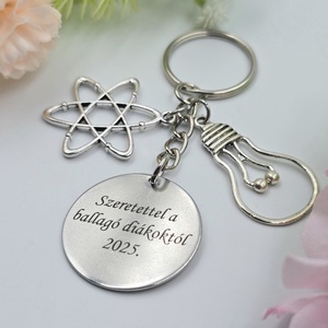 Fizika tanároknak ajándék ballagásra, pedagógusnapra, tanév végére - Gravírozott szöveges ballagási kulcstartó 1. - táska & tok - kulcstartó & táskadísz - kulcstartó - Meska.hu
