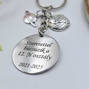 Ajándék földrajztanároknak ballagásra, pedagógusnapra, tanév végére - Gravírozott szöveges ballagási kulcstartó 1. - táska & tok - kulcstartó & táskadísz - kulcstartó - Meska.hu