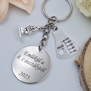 Ajándék kémiatanároknak ballagásra, pedagógusnapra, tanév végére - Gravírozott szöveges ballagási kulcstartó 1. - táska & tok - kulcstartó & táskadísz - kulcstartó - Meska.hu