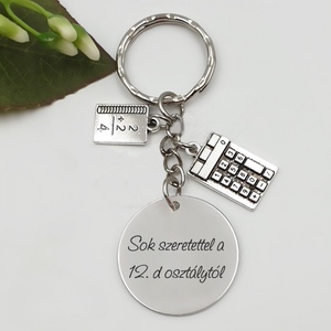 Ajándék matematikatanároknak ballagásra, pedagógusnapra, tanév végére - Gravírozott szöveges ballagási kulcstartó 3. - Meska.hu