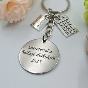 Ajándék matematikatanároknak ballagásra, pedagógusnapra, tanév végére - Gravírozott szöveges ballagási kulcstartó 3. - táska & tok - kulcstartó & táskadísz - kulcstartó - Meska.hu