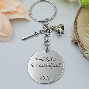 Ajándék történelemtanároknak ballagásra, pedagógusnapra, tanév végére - Gravírozott szöveges ballagási kulcstartó 5. - Meska.hu