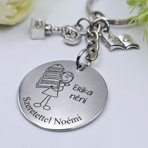 Ajándék magyartanárnőnek ballagásra, pedagógusnapra, tanév végére - Gravírozott grafikás ballagási kulcstartó 1_18. - táska & tok - kulcstartó & táskadísz - kulcstartó - Meska.hu