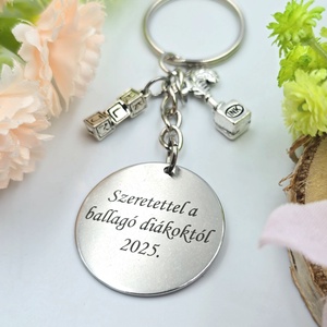 Ajándék magyartanároknak ballagásra, pedagógusnapra, tanév végére - Gravírozott szöveges ballagási kulcstartó 2. - táska & tok - kulcstartó & táskadísz - kulcstartó - Meska.hu