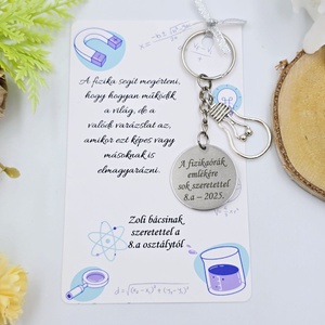 Fizika tanároknak ajándék ballagásra, pedagógusnapra, tanév végére - Gravírozott ballagási kulcstartó ajándékkártyán, Táska & Tok, Kulcstartó & Táskadísz, Kulcstartó, Gravírozás, pirográfia, MESKA