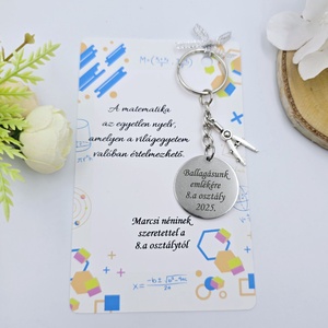 Ajándék matematikatanároknak ballagásra, pedagógusnapra, tanév végére - Gravírozott ballagási kulcstartó ajándékkártyán, Táska & Tok, Kulcstartó & Táskadísz, Kulcstartó, Gravírozás, pirográfia, MESKA