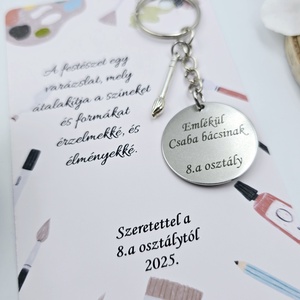 Ajándék rajztanároknak ballagásra, pedagógusnapra, tanév végére - Gravírozott ballagási kulcstartó ajándékkártyán - táska & tok - kulcstartó & táskadísz - kulcstartó - Meska.hu