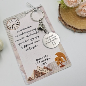 Ajándék történelemtanároknak ballagásra, pedagógusnapra, tanév végére - Gravírozott ballagási kulcstartó ajándékkártyán - táska & tok - kulcstartó & táskadísz - kulcstartó - Meska.hu