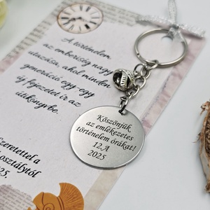 Ajándék történelemtanároknak ballagásra, pedagógusnapra, tanév végére - Gravírozott ballagási kulcstartó ajándékkártyán - táska & tok - kulcstartó & táskadísz - kulcstartó - Meska.hu