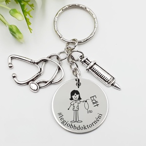 Doktornőnek ajándék - orvos kulcstartó grafikával, egyedi névvel, felirattal, Táska & Tok, Kulcstartó & Táskadísz, Kulcstartó, Gravírozás, pirográfia, Ez a kulcstartó a mintaképen látható figurával készül.

Mit kérhetsz rá?
Egyedi név: Az általad meg..., MESKA