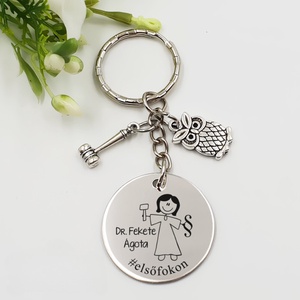 Bírónőnek ajándék - bírónő kulcstartó grafikával, egyedi névvel, felirattal, Táska & Tok, Kulcstartó & Táskadísz, Kulcstartó, Gravírozás, pirográfia, Ez a kulcstartó a mintaképen látható figurával készül.

Mit kérhetsz rá?
Egyedi név: Az általad meg..., MESKA