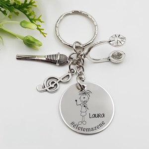 Énekesnőnek ajándék - énekesnő kulcstartó grafikával, egyedi névvel, felirattal, Táska & Tok, Kulcstartó & Táskadísz, Kulcstartó, Gravírozás, pirográfia, MESKA