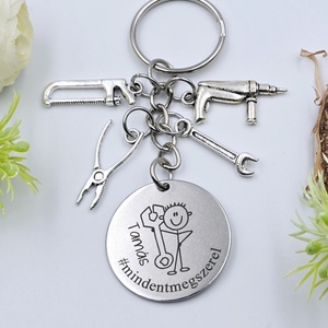 Ezermesternek ajándék - ezermester kulcstartó grafikával, egyedi névvel, felirattal - Meska.hu