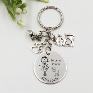 Állatorvosnak ajándék - állatorvosnő kulcstartó grafikával, egyedi névvel, felirattal - Meska.hu