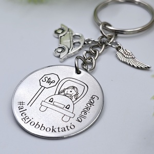 Női sofőrnek, vezetésoktatónak ajándék - női sofőr kulcstartó grafikával, egyedi névvel, felirattal - táska & tok - kulcstartó & táskadísz - kulcstartó - Meska.hu