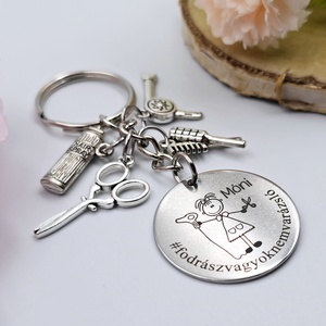 Fodrásznak ajándék - fodrásznő kulcstartó grafikával, egyedi névvel, felirattal - táska & tok - kulcstartó & táskadísz - kulcstartó - Meska.hu
