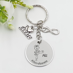 Karatésnak ajándék - karatésnő kulcstartó grafikával, egyedi névvel, felirattal - Meska.hu