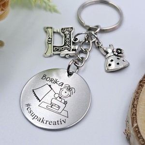 Varrónőnek ajándék - varrónő kulcstartó grafikával, egyedi névvel, felirattal - táska & tok - kulcstartó & táskadísz - kulcstartó - Meska.hu