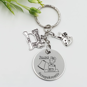 Varrónőnek ajándék - varrónő kulcstartó grafikával, egyedi névvel, felirattal, Táska & Tok, Kulcstartó & Táskadísz, Kulcstartó, Gravírozás, pirográfia, MESKA