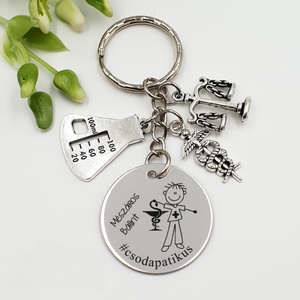 Patikusnak ajándék - gyógyszerész kulcstartó grafikával, egyedi névvel, felirattal, Táska & Tok, Kulcstartó & Táskadísz, Kulcstartó, Gravírozás, pirográfia, MESKA