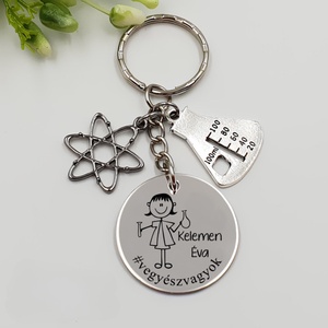 Vegyésznőnek ajándék - vegyésznő kulcstartó grafikával, egyedi névvel, felirattal, Táska & Tok, Kulcstartó & Táskadísz, Kulcstartó, Gravírozás, pirográfia, MESKA