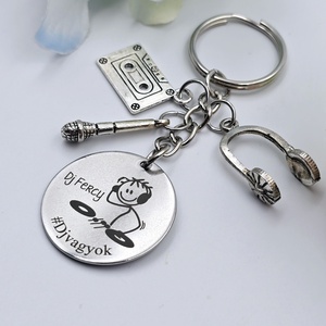 Dj-nek ajándék - Disc Jockey kulcstartó grafikával, egyedi névvel, felirattal - táska & tok - kulcstartó & táskadísz - kulcstartó - Meska.hu