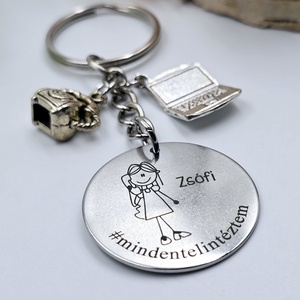 Titkárnőnek ajándék - titkárnő kulcstartó grafikával, egyedi névvel, felirattal - táska & tok - kulcstartó & táskadísz - kulcstartó - Meska.hu