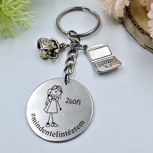Titkárnőnek ajándék - titkárnő kulcstartó grafikával, egyedi névvel, felirattal, Táska & Tok, Kulcstartó & Táskadísz, Kulcstartó, Gravírozás, pirográfia, MESKA