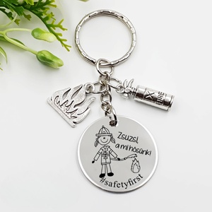 Tűzoltónak ajándék - tűzoltónő kulcstartó grafikával, egyedi névvel, felirattal, Táska & Tok, Kulcstartó & Táskadísz, Kulcstartó, Gravírozás, pirográfia, MESKA