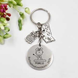 Ballagási ajándék lányoknak - Gravírozott grafikás ballagási kulcstartó végzősöknek 5_65. - Meska.hu
