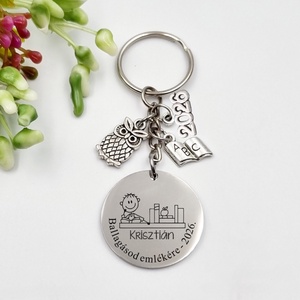 Ballagási ajándék fiúknak - Gravírozott grafikás ballagási kulcstartó végzősöknek 5_66. - Meska.hu