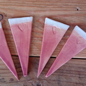 Írható növényjelölő szívecskés mintával, mályva színű mázzal - otthon & életmód - ház & kert - növény & veteményes - Meska.hu