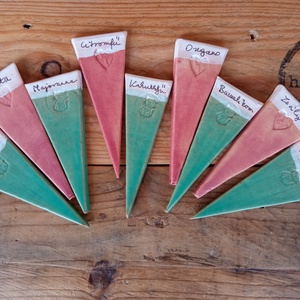 Írható növényjelölő szívecskés mintával, mályva színű mázzal - otthon & életmód - ház & kert - növény & veteményes - Meska.hu