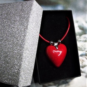 Csábító piros - nyaklánc szív alakú medállal elegáns díszdobozban, Ékszer, Nyaklánc, Medálos nyaklánc, Kerámia, Ékszerkészítés, Meska