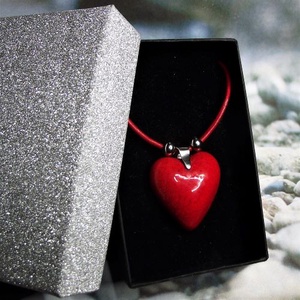 Csábító piros - nyaklánc szív alakú medállal elegáns díszdobozban - ékszer - nyaklánc - medálos nyaklánc - Meska.hu