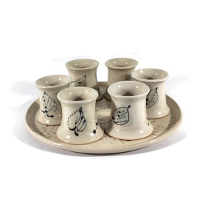 Vendég kínáló snapszos hörpintő-pohárkák tálcán, Otthon & Életmód, Konyhafelszerelés, tálalás, Tálalás, Pálinkás poharak, szettek, Kerámia, MESKA