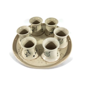 Vendég kínáló snapszos hörpintő-pohárkák tálcán - otthon & életmód - konyhafelszerelés, tálalás - tálalás - pálinkás poharak, szettek - Meska.hu