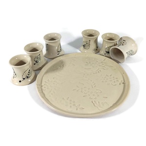 Vendég kínáló snapszos hörpintő-pohárkák tálcán - otthon & életmód - konyhafelszerelés, tálalás - tálalás - pálinkás poharak, szettek - Meska.hu