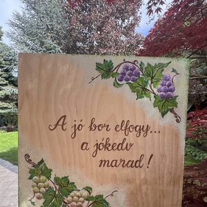 Kézzel festett, zárható boros fadoboz pohártartóval � Szőlőmintás, rekesze A jó bor elfogy a jókedv megmaradfelirattal - otthon & életmód - dekoráció - asztal és polc dekoráció - díszdoboz - Meska.hu