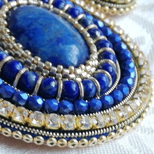 Kék - arany kasmír mintás bross, lapis lazuli kabosonnal és golyó ásványgyöngyökkel  - ékszer - kitűző és bross - Meska.hu