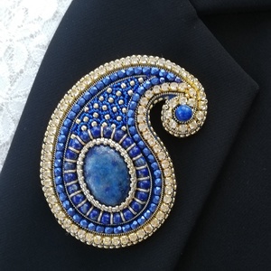 Kék - arany kasmír mintás bross, lapis lazuli kabosonnal és golyó ásványgyöngyökkel  - ékszer - kitűző és bross - Meska.hu