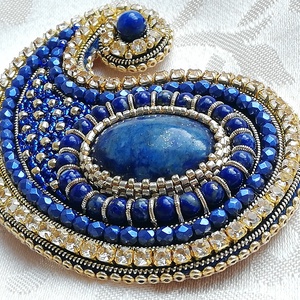 Kék - arany kasmír mintás bross, lapis lazuli kabosonnal és golyó ásványgyöngyökkel  - ékszer - kitűző és bross - Meska.hu