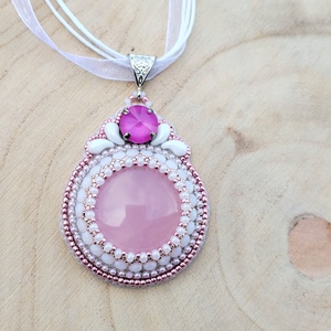 Pink tondo medál, Ékszer, Nyaklánc, Medál, Gyöngyfűzés, gyöngyhímzés, MESKA