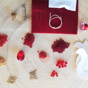 DIY - KIT - gyöngyhímző csomag - piros tulipán bross - diy (csináld magad) - fűzésminták - Meska.hu