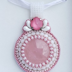 Pink tondo medál, Ékszer, Nyaklánc, Medál, Gyöngyfűzés, gyöngyhímzés, MESKA