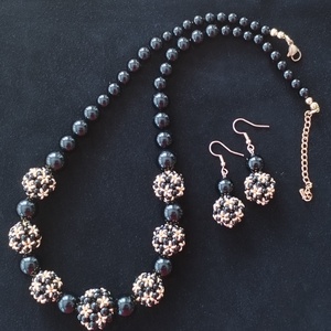 Fekete-arany gyöngybogyós nyaklánc - ékszer - nyaklánc - bogyós nyaklánc - Meska.hu