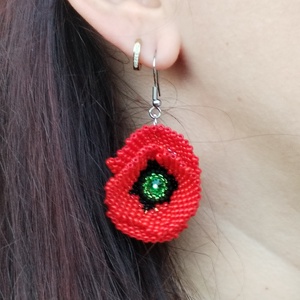 Pipacs fűzött - hímzett fülbevaló  - ékszer - fülbevaló - lógó fülbevaló - Meska.hu