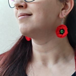 Pipacs fűzött - hímzett fülbevaló , Ékszer, Fülbevaló, Lógó fülbevaló, Gyöngyfűzés, gyöngyhímzés, MESKA