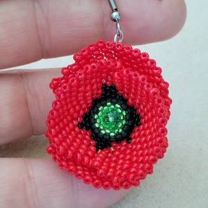 Pipacs fűzött - hímzett fülbevaló  - ékszer - fülbevaló - lógó fülbevaló - Meska.hu