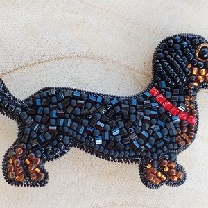 Tacskó hímzett bross, Ékszer, Kitűző és Bross, Gyöngyfűzés, gyöngyhímzés, MESKA